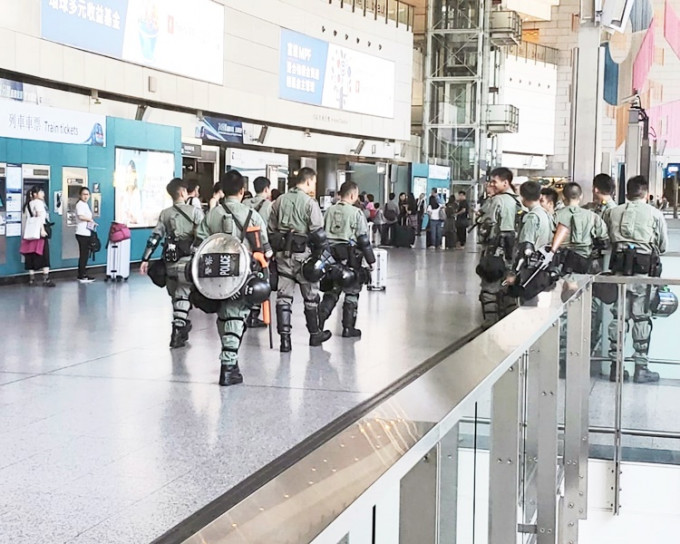 防暴警在机场驻守。