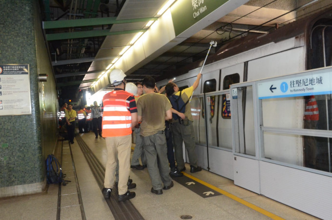 柴湾站有人闯路轨，列车服务一度受阻。