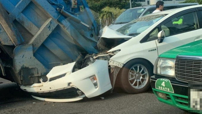 大埔私家車硬撼垃圾車 直插車底司機送院