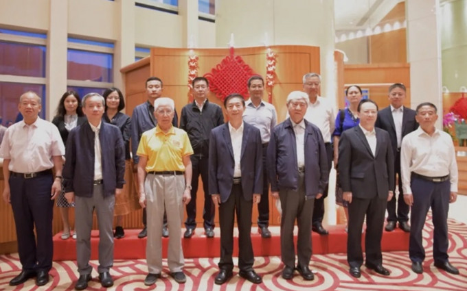 香港中聯辦主任駱惠寧（前排左四）與航天科學家訪港團會面。中聯辦相片