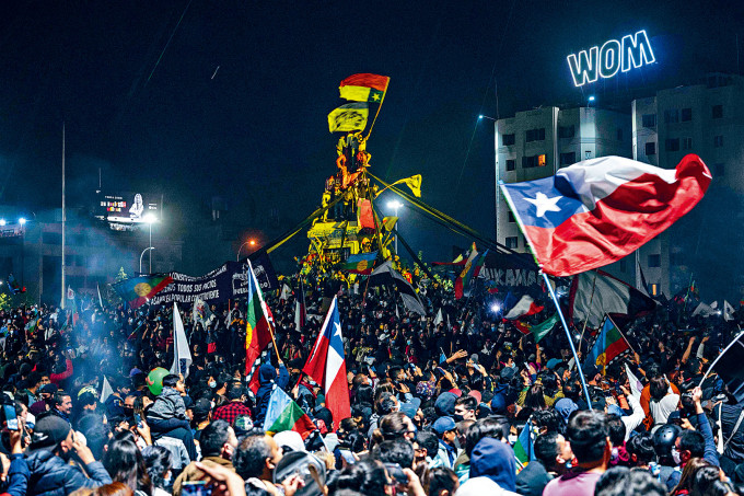 數以萬計智利民眾周日晚湧到首都聖地亞哥街頭，慶祝公投結果。