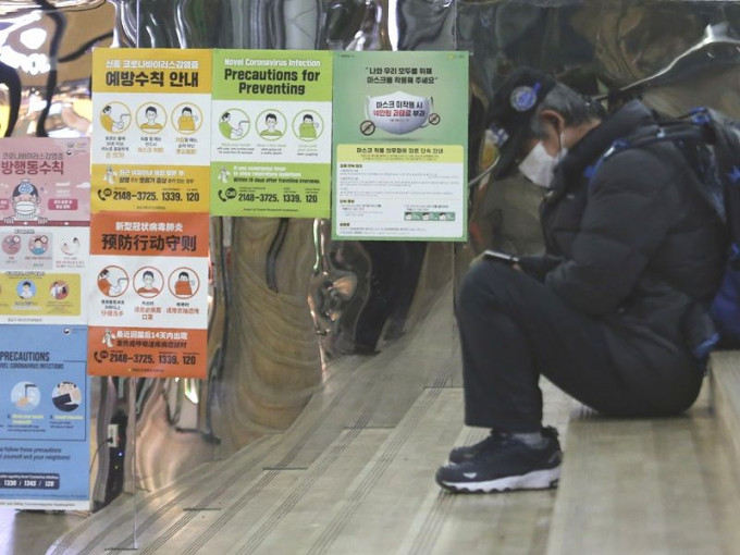 南韓確診宗數周末稍回落市民敢鬆懈。 AP