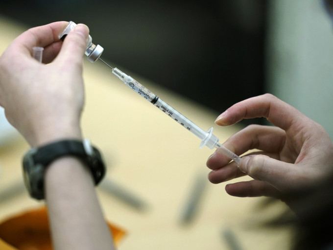医学界担忧第一代疫苗可能在一年或更短时间内就会失效。AP图片