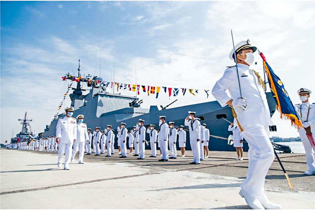 ■染疫台舰官兵本月十五日下船，接受参谋总长黄曙光检阅。