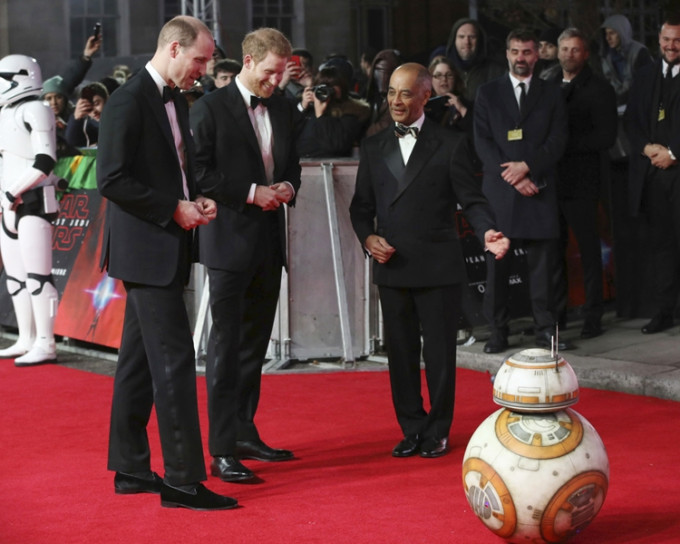 威廉（左）和哈里王子由機械人BB-8迎接。美聯社