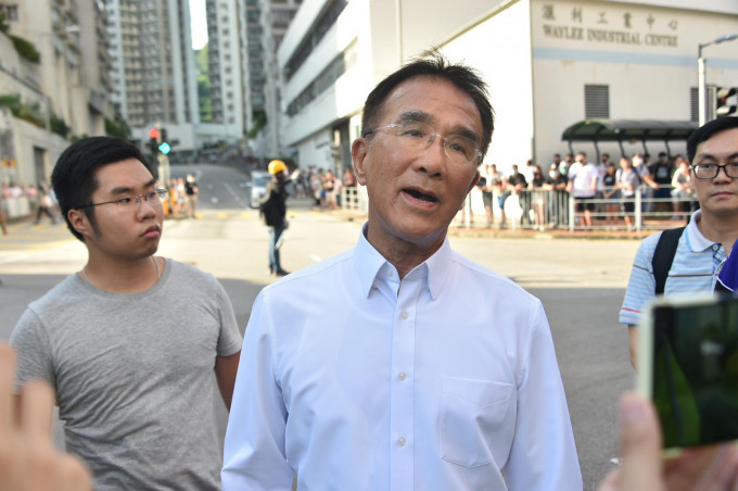 立法会议员田北辰表示，希望到现场了解示威者感受及看法，惟未获大多数示威者理会。