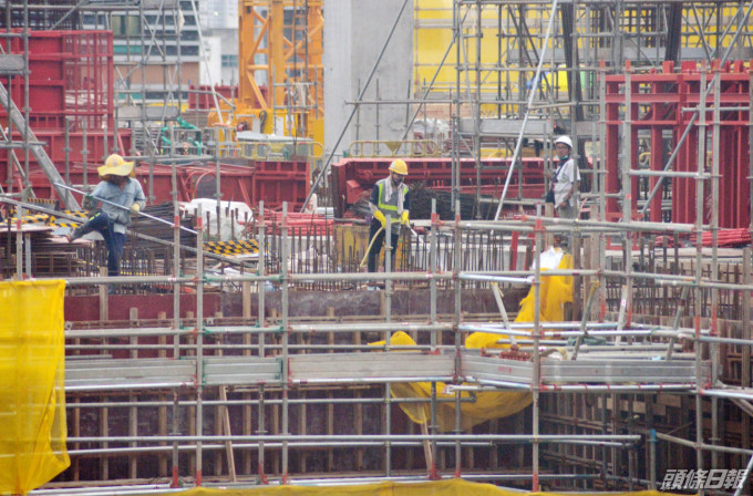 香港建造業總工會發聲明，冀望政府避免「一刀切」實施禁止堂食規定。 資料圖片