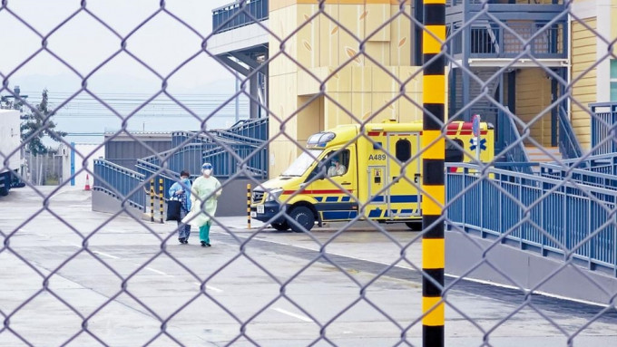 「港版火神山医院」内，救护车疑接载确诊者入内治疗，工作人员身穿全副保护衣。