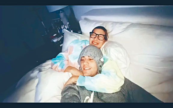 ■小Justin則與太太Hailey Baldwin晒甜蜜片段。