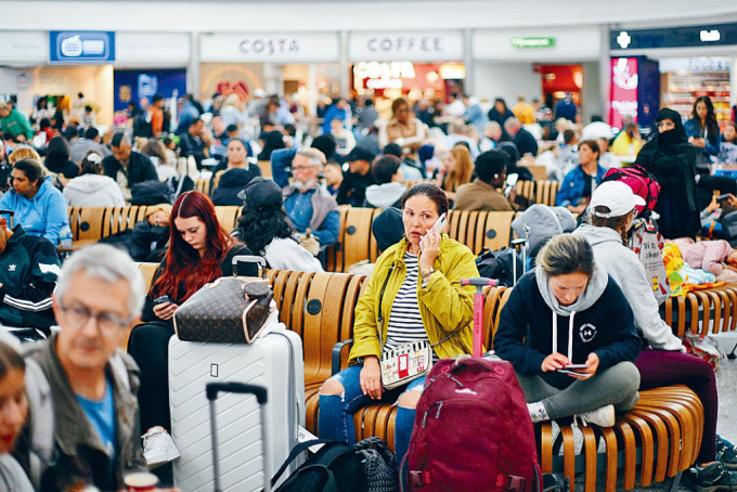 大批乘客周二滯留在倫敦以北的斯坦斯特德機場。