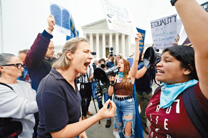 墮胎權法律意見草案外泄後，支持和反對墮胎的人群周二在美國最高法院外示威。