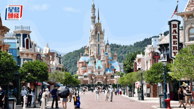 迪士尼樂園今日有限度運作，戶外遊樂設施暫停。資料圖片