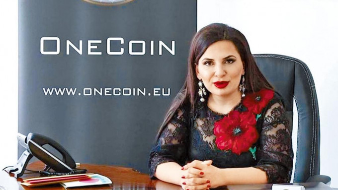 伊格納托娃數年前穿着時尚衣飾，宣傳加密貨幣OneCoin。　資料圖片