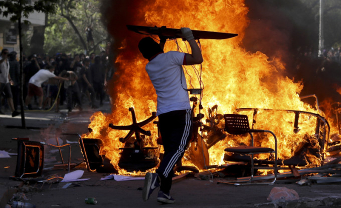 反政府示威者在智利圣地亚哥焚烧椅子。AP