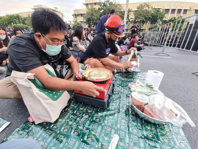 示威者席地烤肉邊抗爭邊享用美食。泰國冰塊facebook
