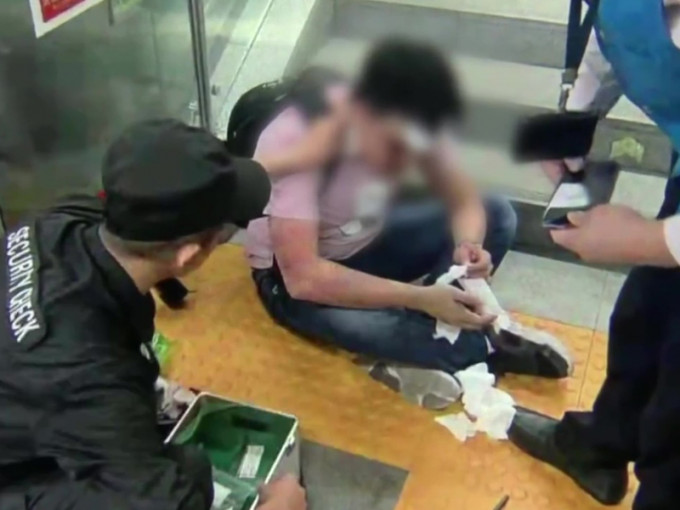 近日，深圳地铁站内，一男子边玩手机边走路，在下楼梯时不慎一脚踩空，从楼梯上滚下满脸是血。（网图）