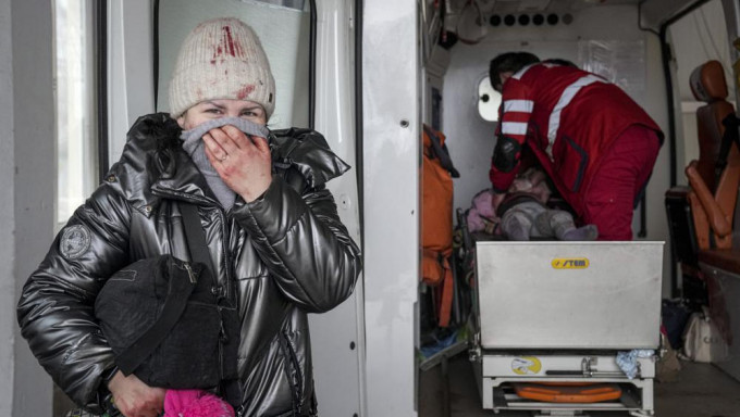 6岁女童被俄军轰炸受重伤躺血泊，医护忍泪抢救终不治。AP图片