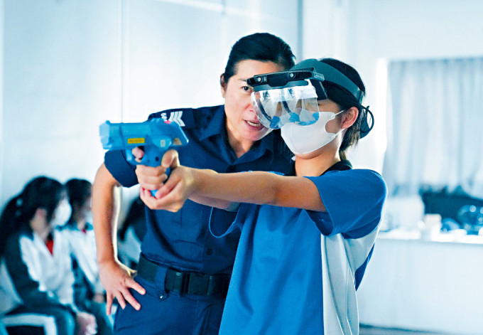 机动部队总部早前利用「MR训练系统」支援的「射击小游戏」，为中学生提供模拟射击体验。