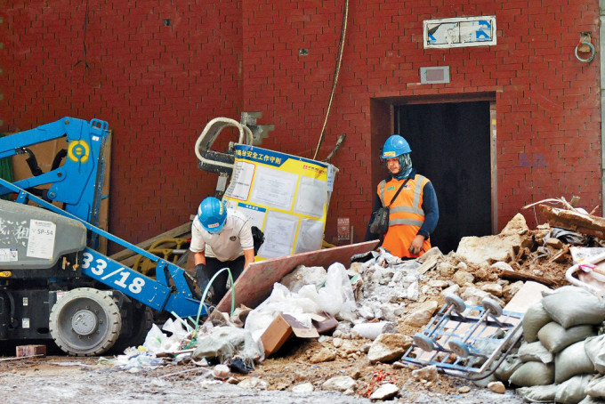 環保署向本報證實，上調建築廢物處置收費的措施，將隨垃圾徵費延至8月1日實施。