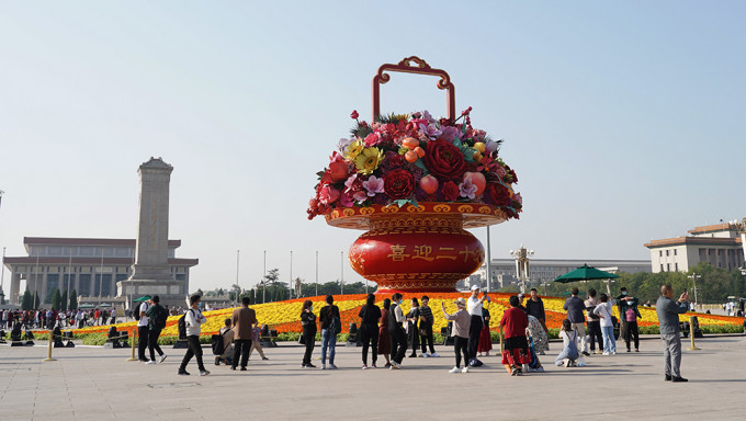 「祝福祖国」巨型花果篮亮相天安门广场。新华社图片