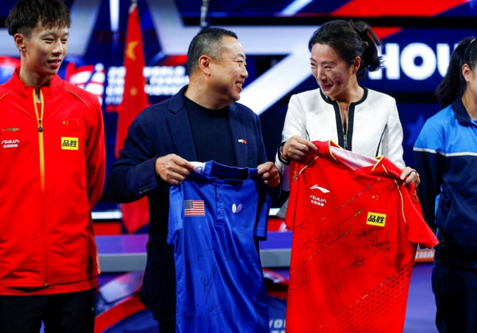 中國乒協主席劉國梁與美國乒乓球協會CEO沈偉妮交換球衣。AP
