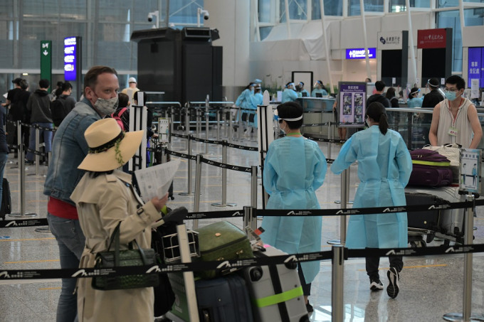 专家建议划分机场禁区， 分开入境及转机者防止互相传染病毒。资料图片