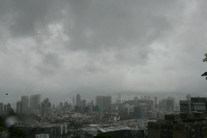 预测今日有几阵骤雨。