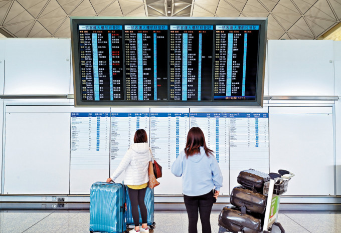 国泰近日多次无预警取消航班，导致大批旅客大失预算。