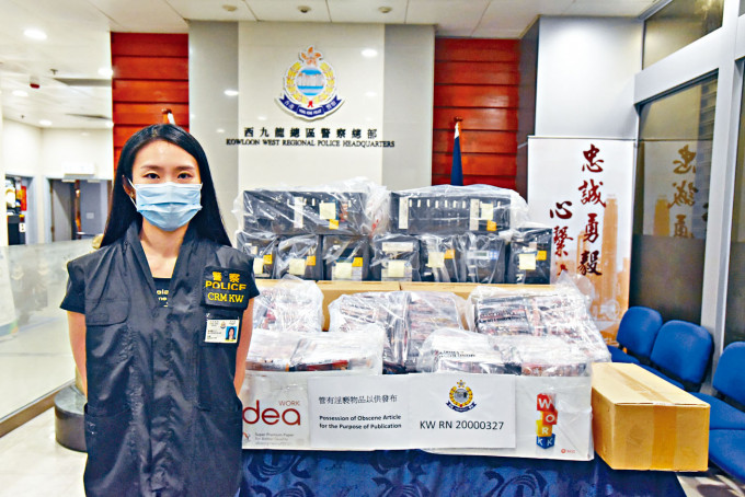 高級督察黃嘉慧展示緝獲的燒碟機及色情光碟。