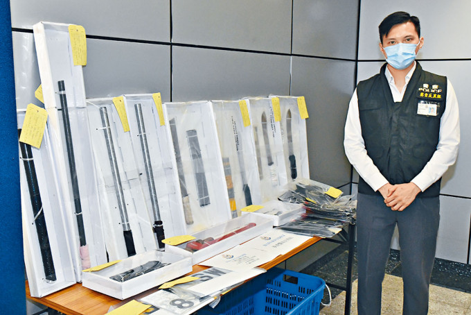 葵青警區反黑組督察陳尚澧展示緝獲的武器。