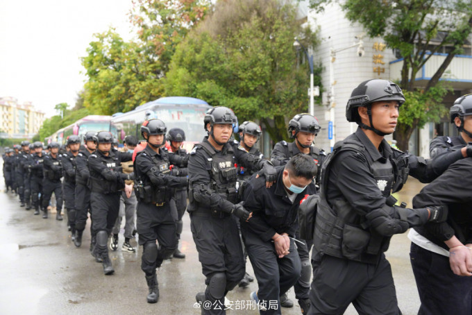 緬北木姐地區執法部門近日將571名電詐疑犯移交回中國。微博