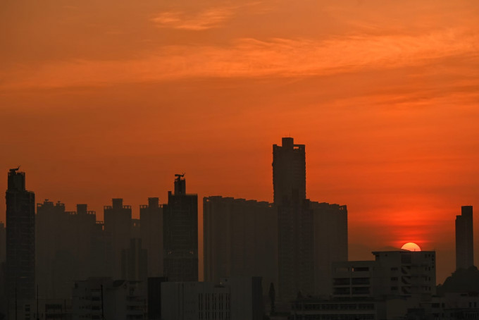 本港有煙霞。