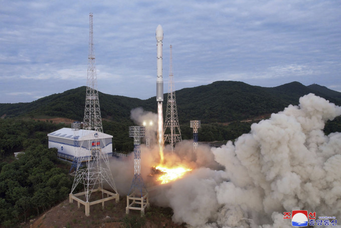 北韩预告未来一周发射卫星，图为北韩今年5月发射发射搭载军事侦察卫星的运载火箭，但最终失败。美联社