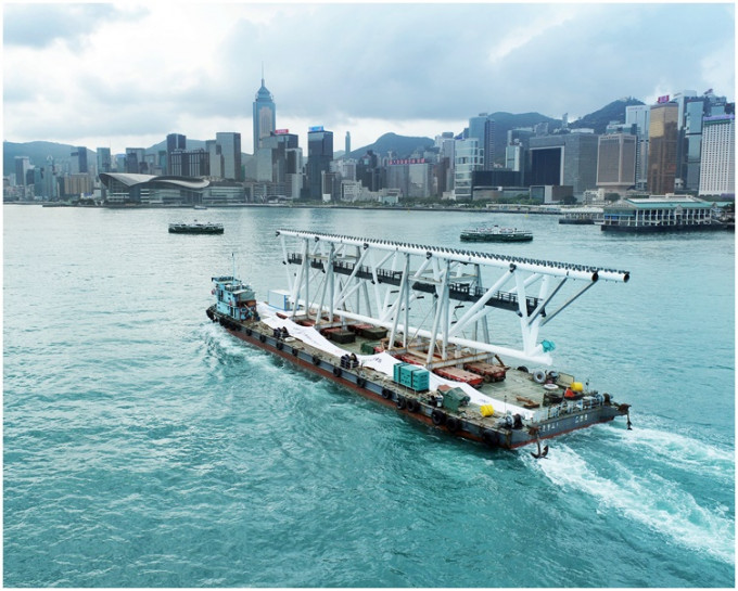 主场馆上盖第一段大型预制构件由中山经海路运抵香港。