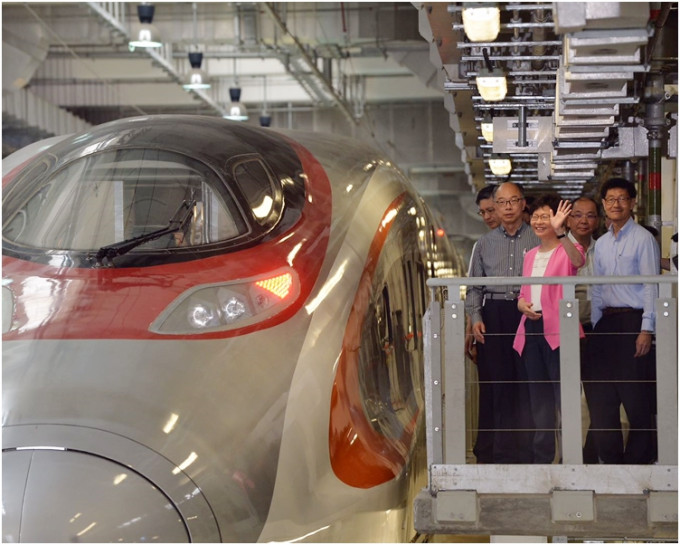 林郑月娥参观高铁列车，以了解高铁项目的最新进度。