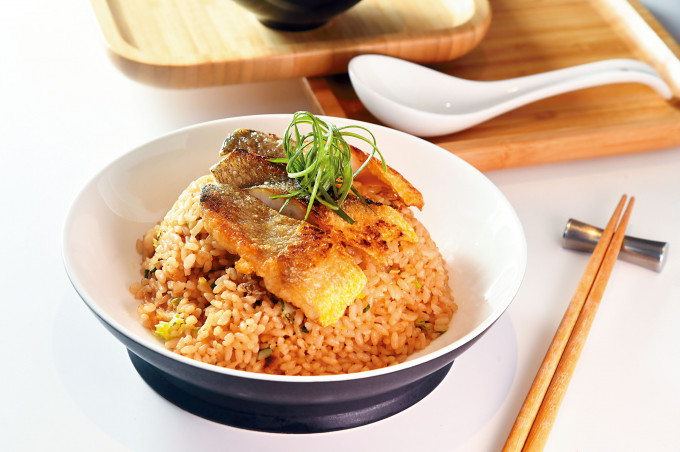 黄花鱼焖饭，用浓鲜清甜的鱼汤把珍珠米饭焖煮至烟韧有嚼劲，加上煎香了的黄花鱼肉，美味香口。
