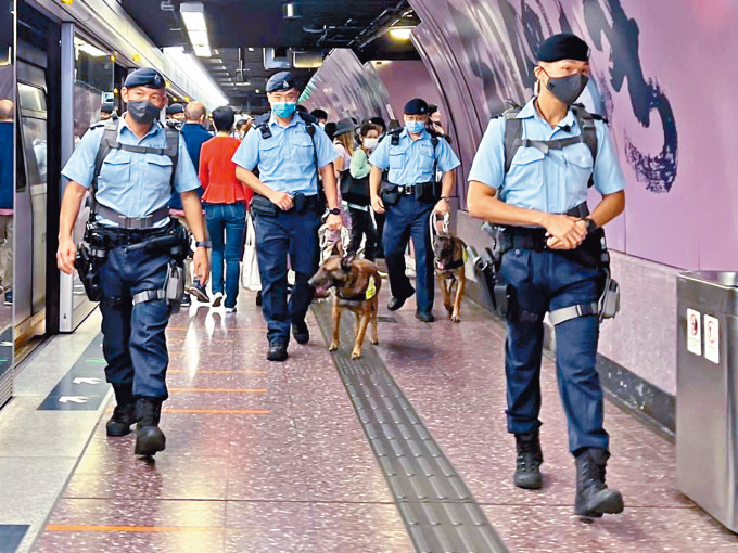 ■反恐特勤隊今日於多處賽道及港鐵站高姿態巡邏。