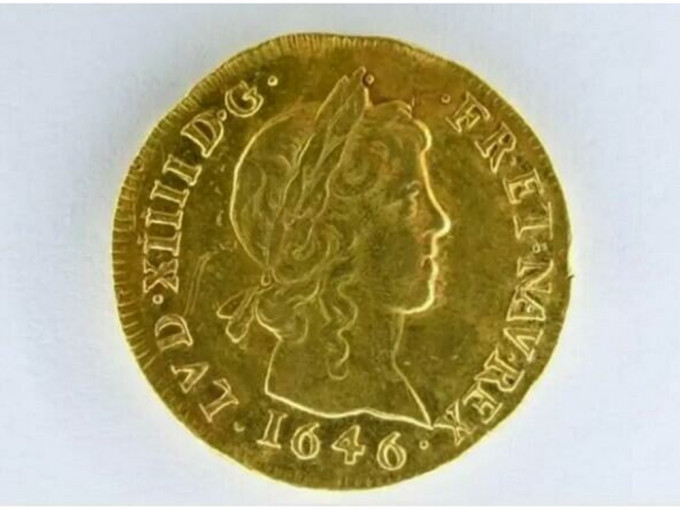 一枚印有路易十四肖像的金幣，以46,000歐羅成交。網圖