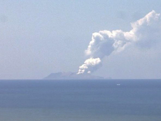 紐西蘭北島對開的懷特島火山周一突然爆發。