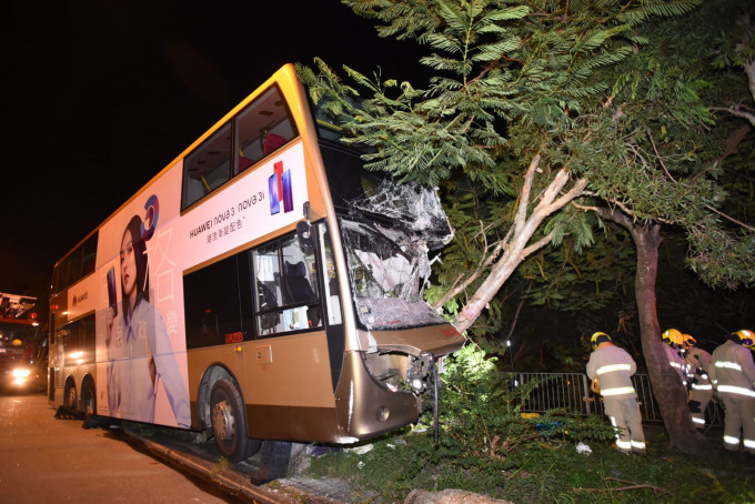 九巴車身嚴重損毀。