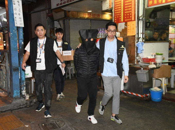 4名中國籍人士被捕。