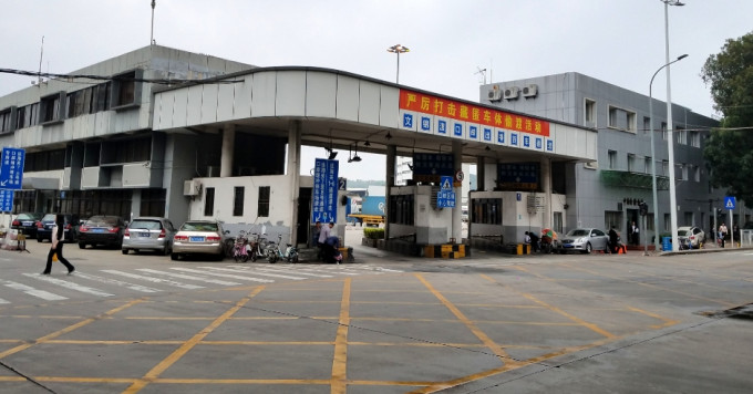 深圳列文錦渡口岸為鮮活食品跨境運輸專用。資料圖片