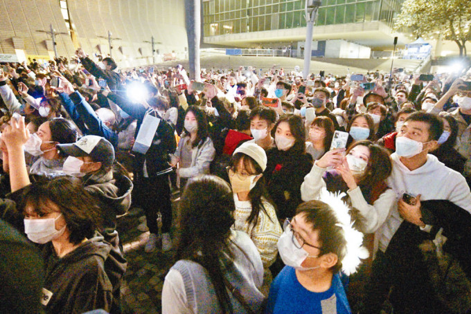 香港防疫松绑迎接新一年到来，大批市民外出欢度除夕夜。