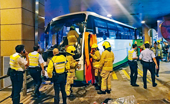 大批救援人員到巴士總站展開救援。