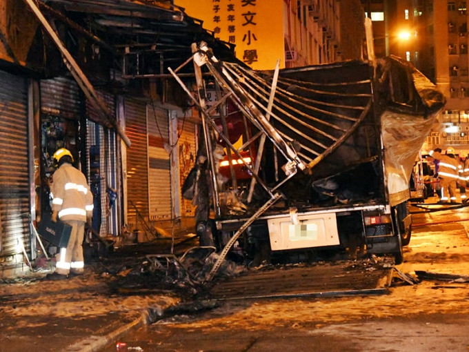 涉事貨車嚴重焚毀，密斗左邊只燒剩鐵製框架。