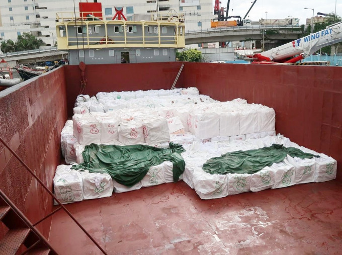 圖示在躉船上檢獲的懷疑走私凍肉。政府新聞處圖片