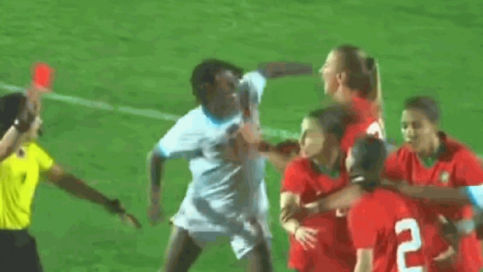 刚果球员基波伊挥拳击中摩洛哥球员马拉比特。X平台