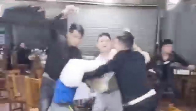 广西南宁烧烤店发生群殴，一名男子被多人连番「爆樽」。