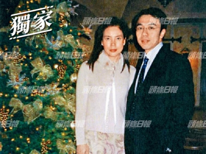 馮陳二人於03年的聖誕節，首次在香港餐廳的聖誕樹前合照。