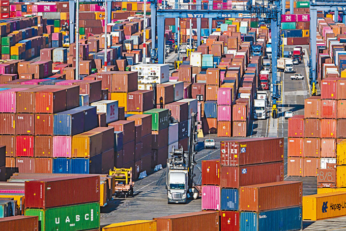 洛杉磯港擺放了大量貨櫃。